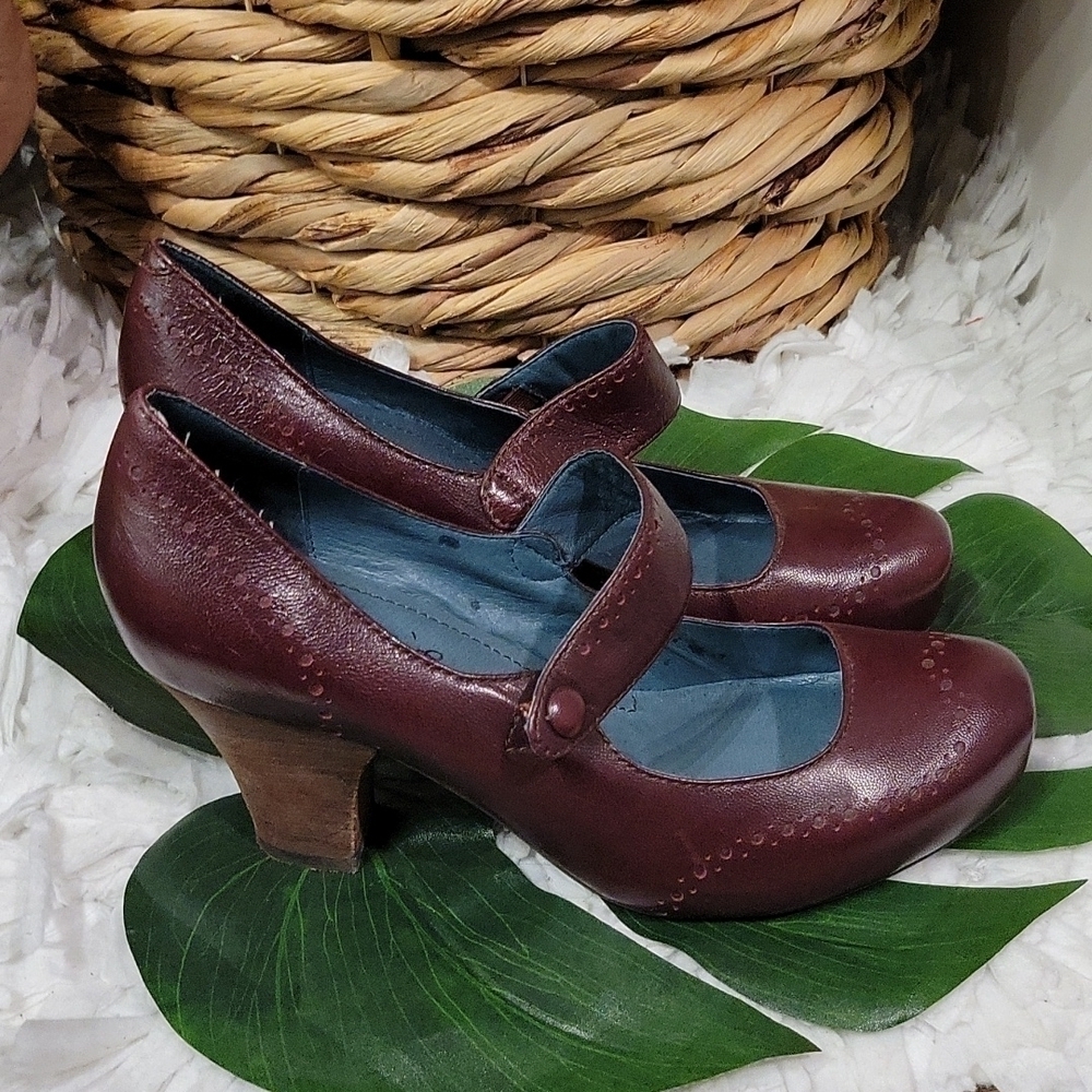 Nicole outrageous maroon mary jane style leather heels size 8.5M